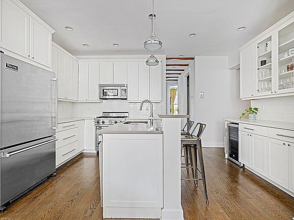 2nd image of 695 De Graw St #1