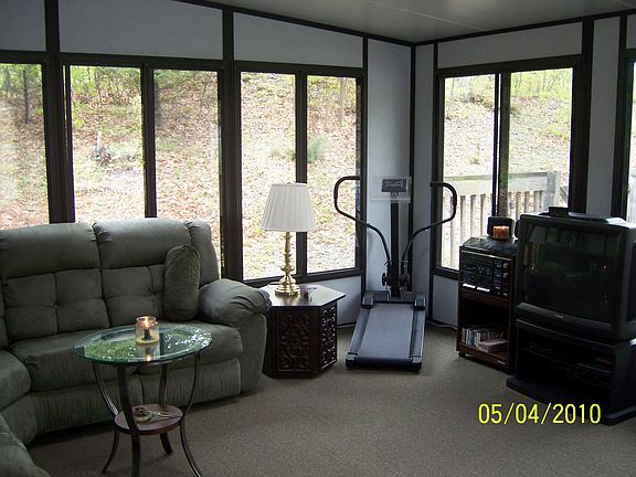 3 Season Rm w/skylights