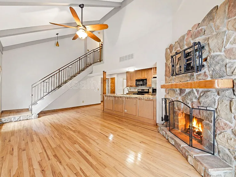 938 Canterbury Dr — Photo 9