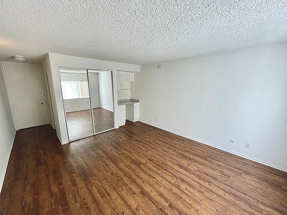 4th image of 535 S Alexandria Ave APT 221