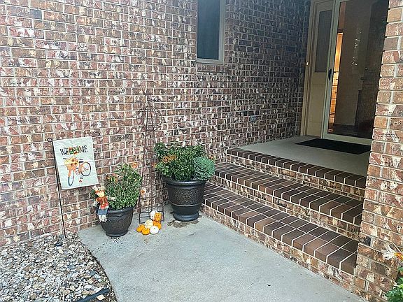 3rd image of 806 Idlewild Dr