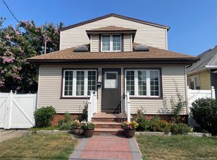 13411 243rd St, Rosedale, NY 11422