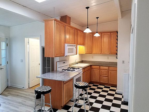3rd image of 814A Emily Dr