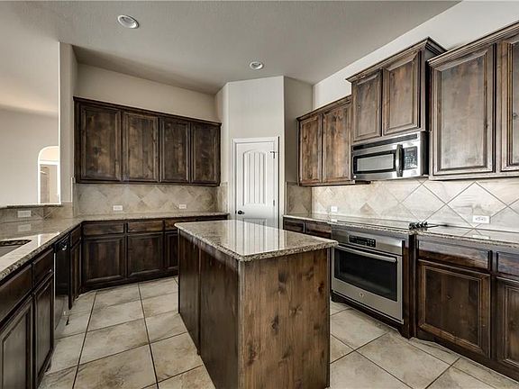4th image of 204 Winters Edge Dr