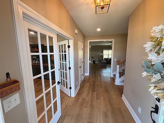 5th image of 28 Fieldstone Cir