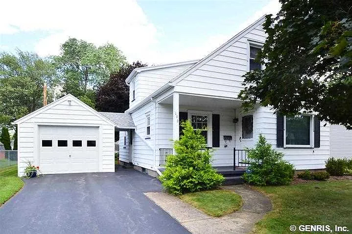 196 Oakwood Rd photo 1