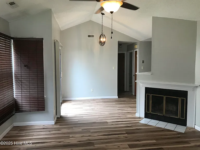 112 Basswood Ct — Photo 3