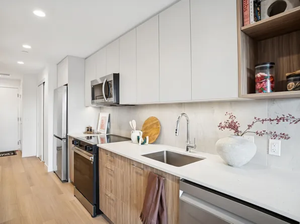 1960 Macdonald St #A, Vancouver, BC V6K 4L7