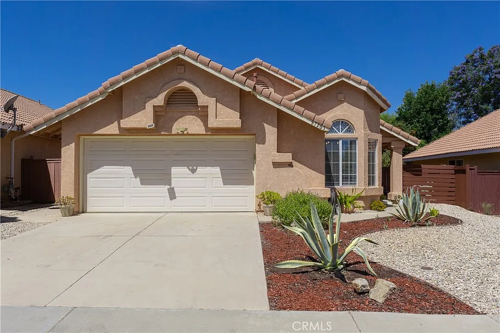 3 bed, 1318 sqft, $2,395 — Photo 1