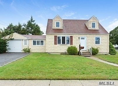 1st image of 1 Essex Ln