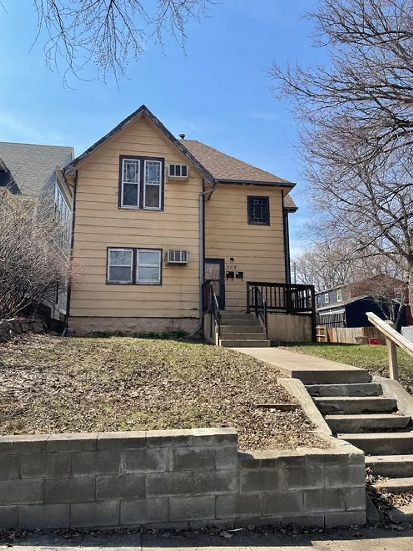 713 S Duluth Ave — Photo 1