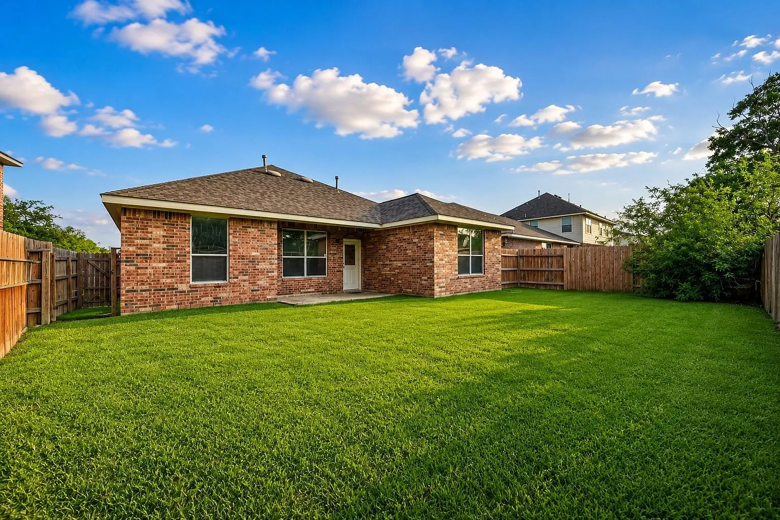3 bed, 2.0 bath, 1864 sqft, $2,200 — Photo 3
