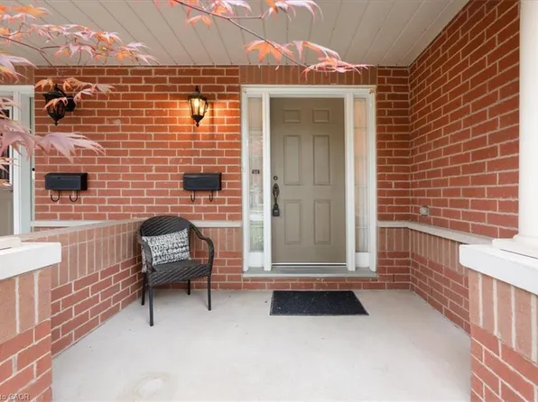 2175 Country Club Dr #2, Burlington, ON L7M 4H9