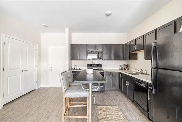 2 bed, 962 sqft, $900 — Photo 2