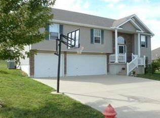 508 Cross Creek Dr, Grain Valley, MO 64029