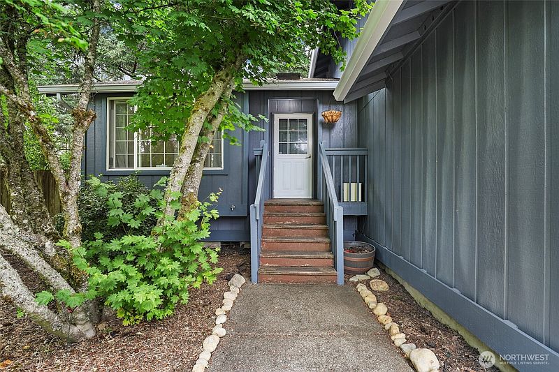 2nd image of 9711 Vantage Terrace Court SE