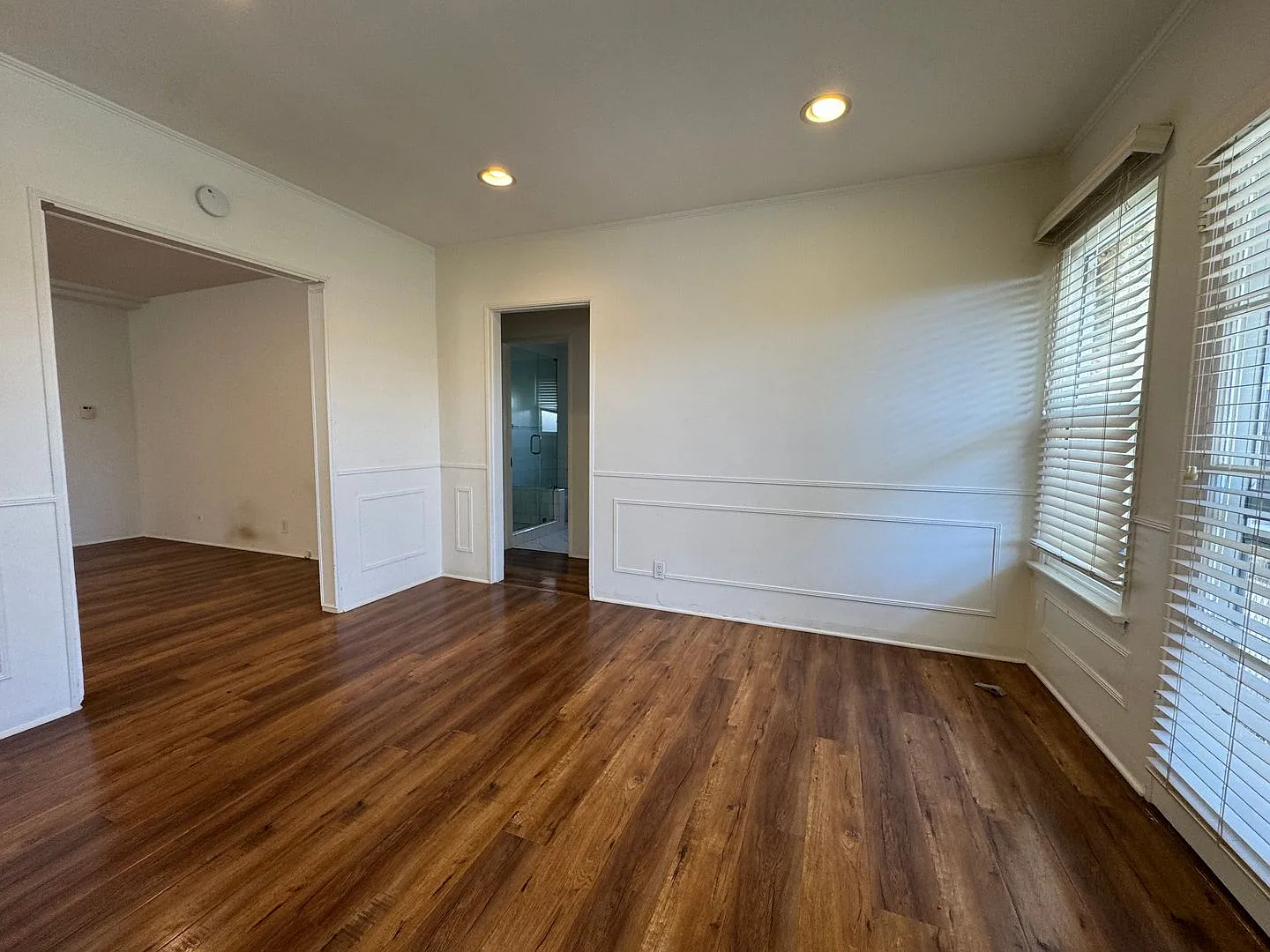 Charming Traditional Home with a Detached Guest House — Photo 3