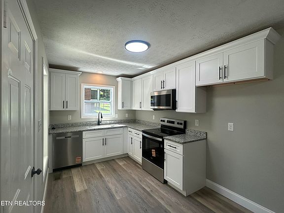 4th image of 4089 Glenmore Dr