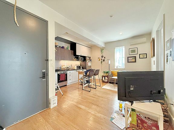 4th image of 1530 Putnam Ave Unit 4L