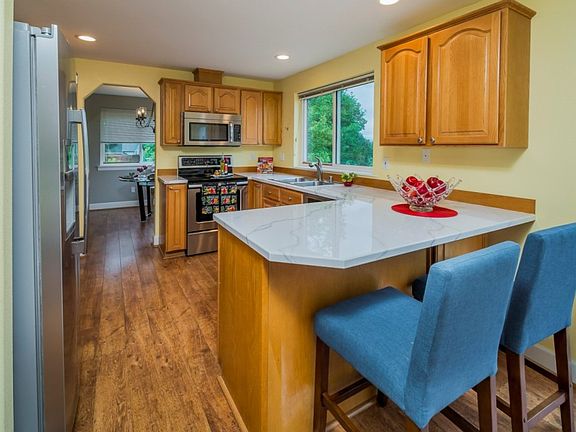 5th image of 811 97th Dr SE
