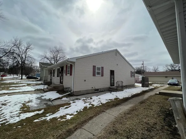 816 S 10th St, Grand Forks, ND 58201