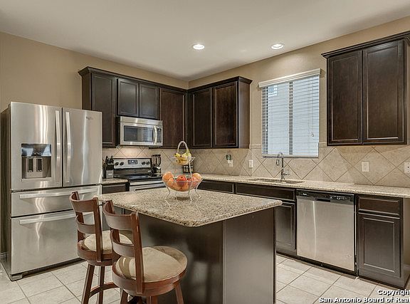 4th image of 819 Cowhide Dr