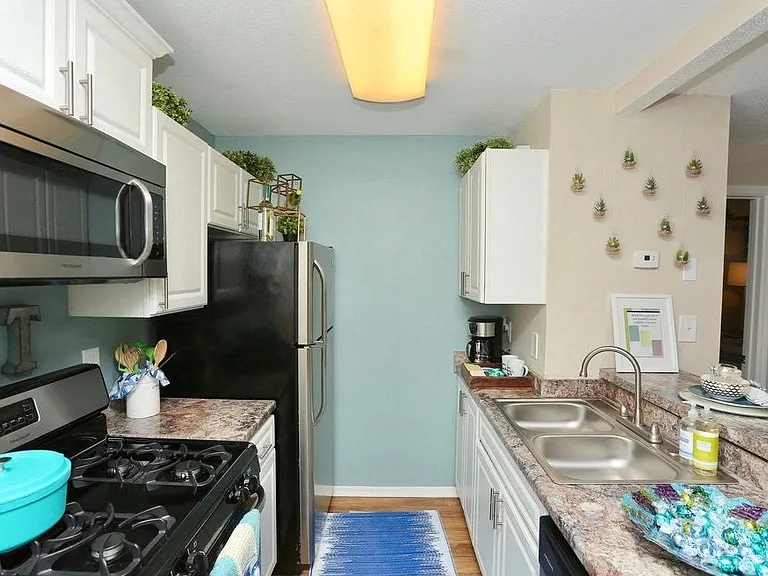 Avenue 33 Apartments — Photo 4
