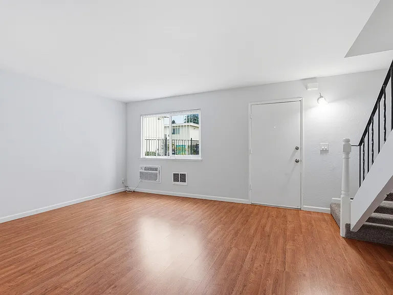 Poplar Plaza Apartments — Photo 6