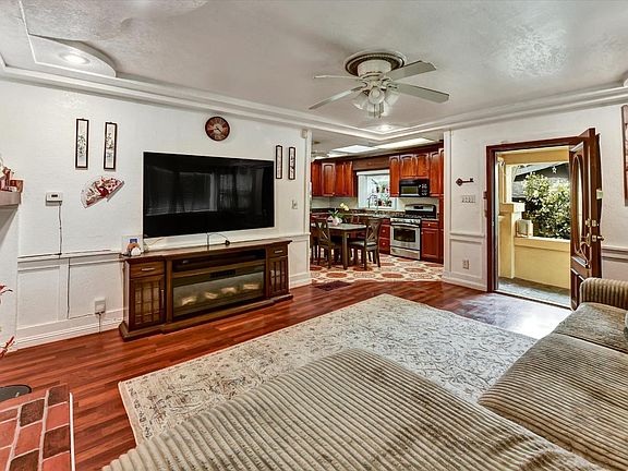5th image of 844 Pennsylvania St