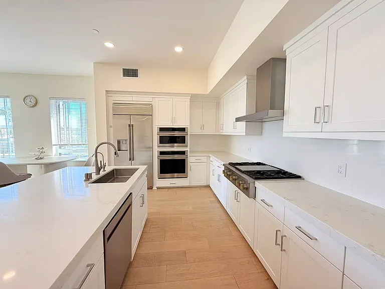 1300 Rivington — Photo 2
