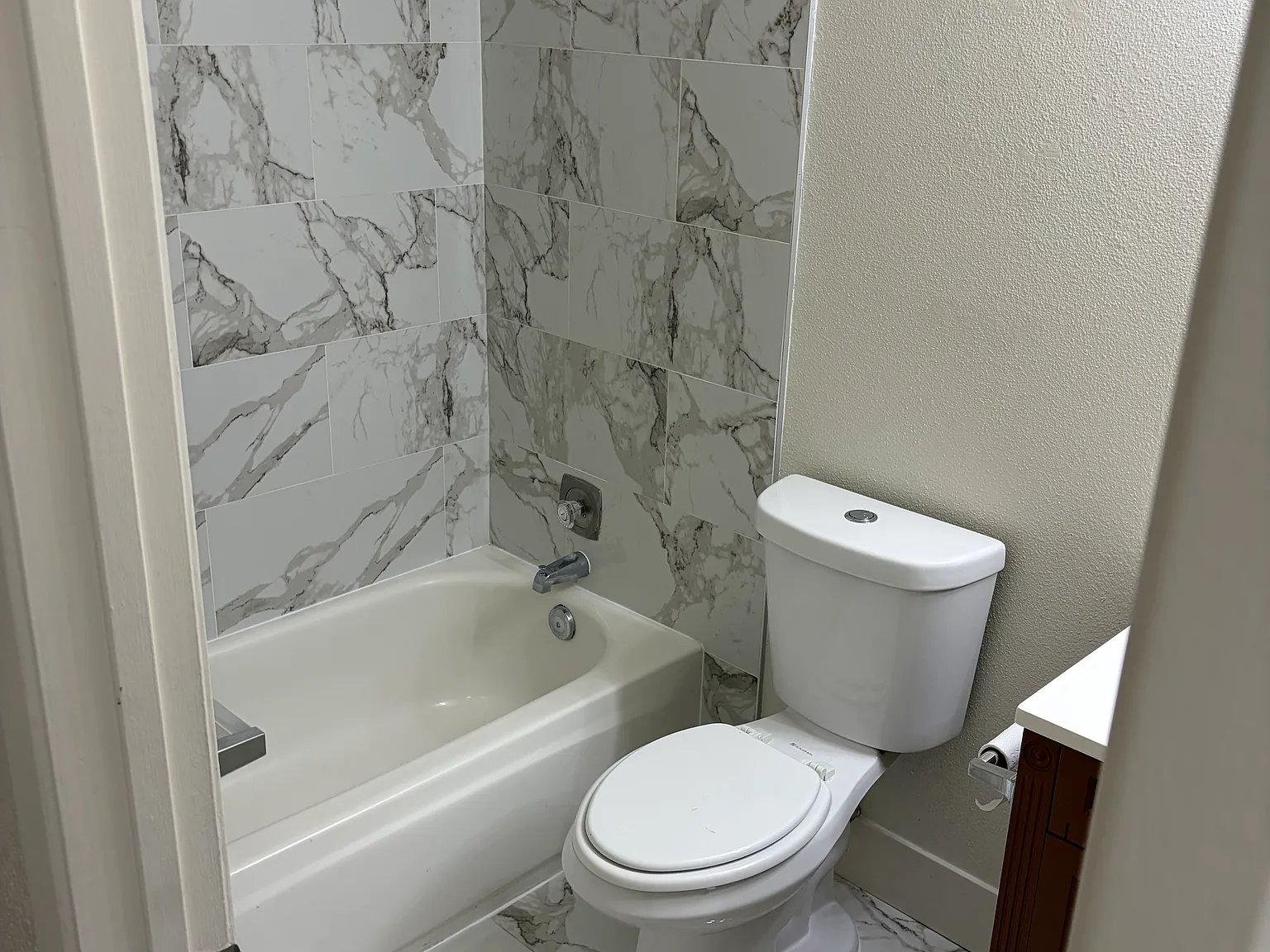 3 bed, 1035 sqft, $2,000 — Photo 2
