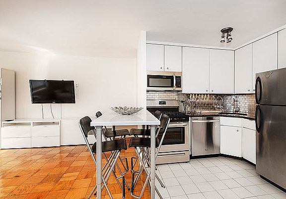 4th image of 333 E 45th St APT 26A