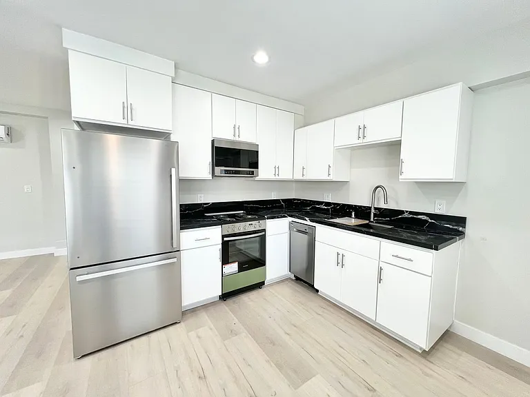 1001 E Broadway — Photo 2