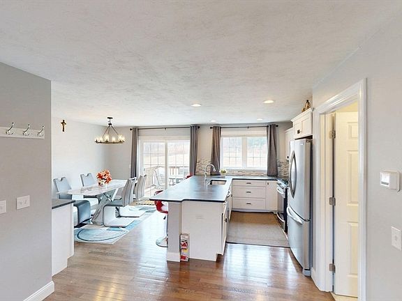 5th image of 239 Woodland St #3