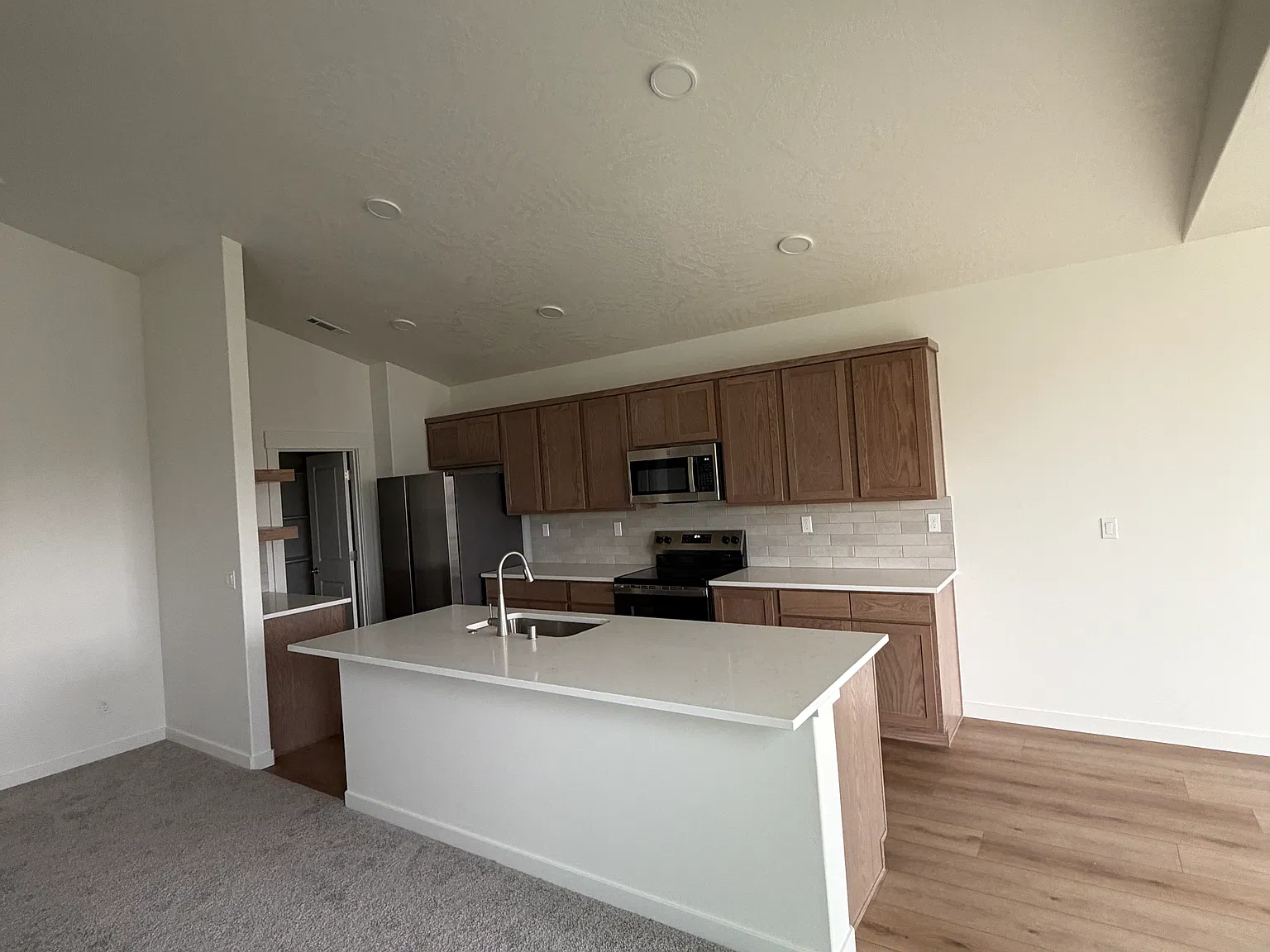 4 bed, 1979 sqft, $2,600 — Photo 2