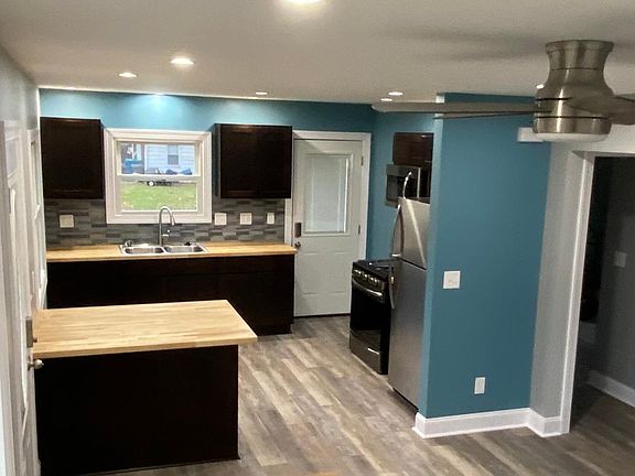 Open living room/kitchen area with peninsula