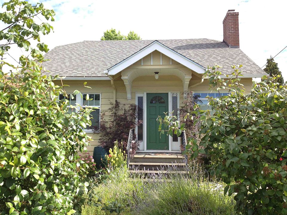 2nd image of 810 NE 80th St
