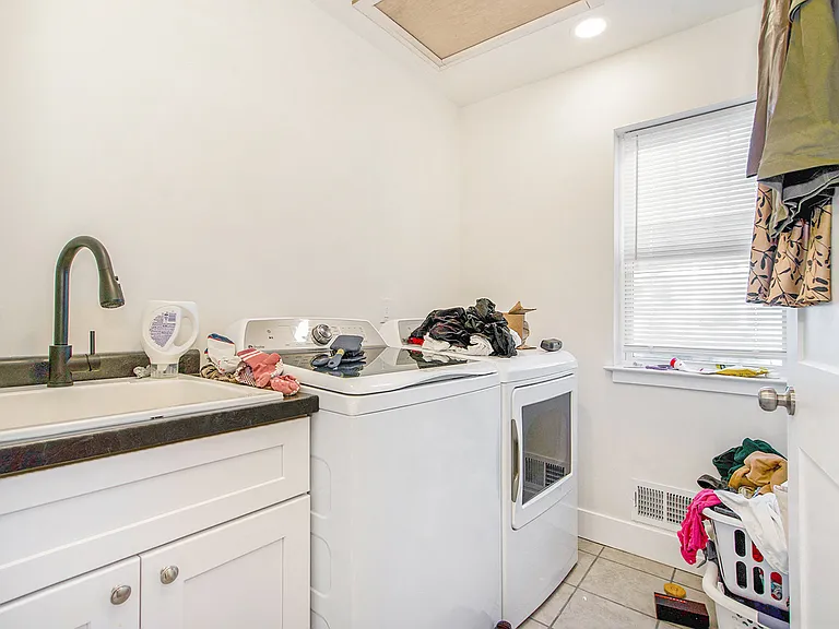 435 Hiscock St — Photo 13