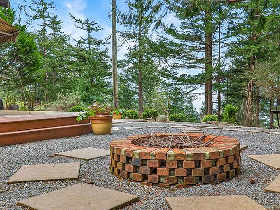 4th image of 1309 Oceanview Rd