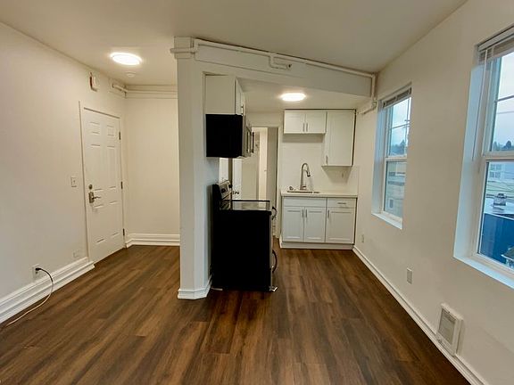 5th image of 2922 Hoyt Ave #204