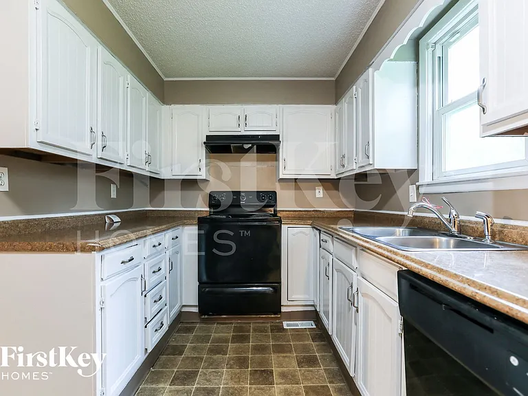 3008 S Scott Ave — Photo 5