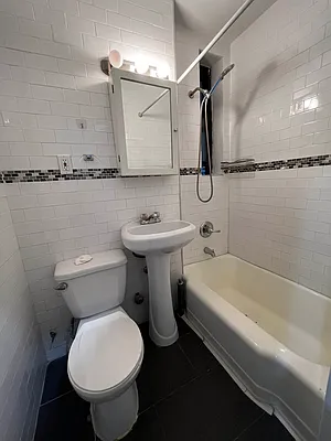 Rented by Salon Realty Corp | media 8