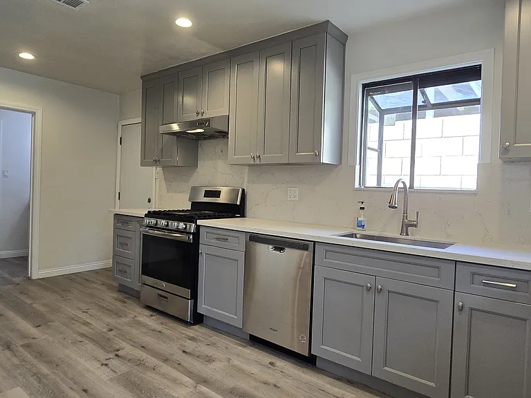 521 N Vermont Ave — Photo 7