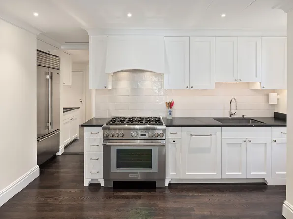 910 Park Avenue image 5 of 14