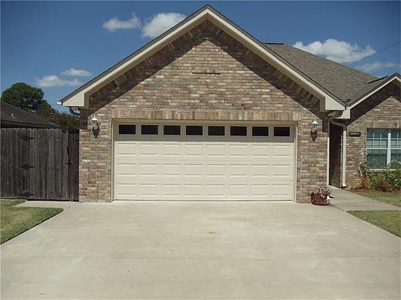 3rd image of 215 Gruetzner Dr