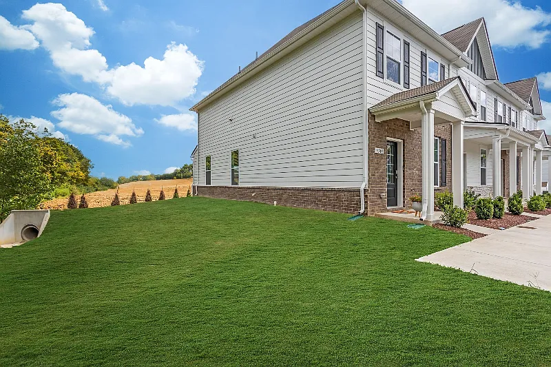 3 bed, 2.5 bath, 1394 sqft, $1,900 — Photo 2