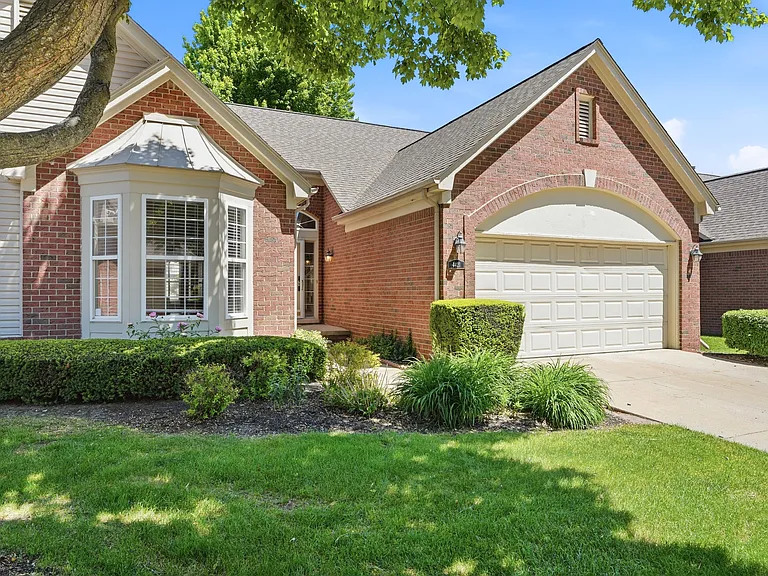 4421 Honeysuckle Dr — Photo 2