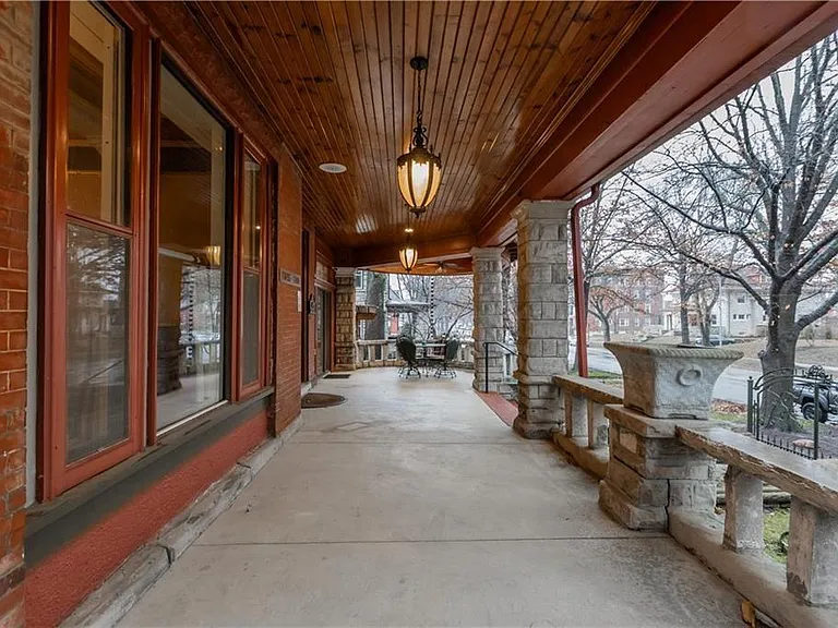 425 Gladstone Blvd — Photo 4