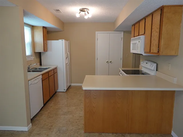 10240 Draycott Ave — Photo 2
