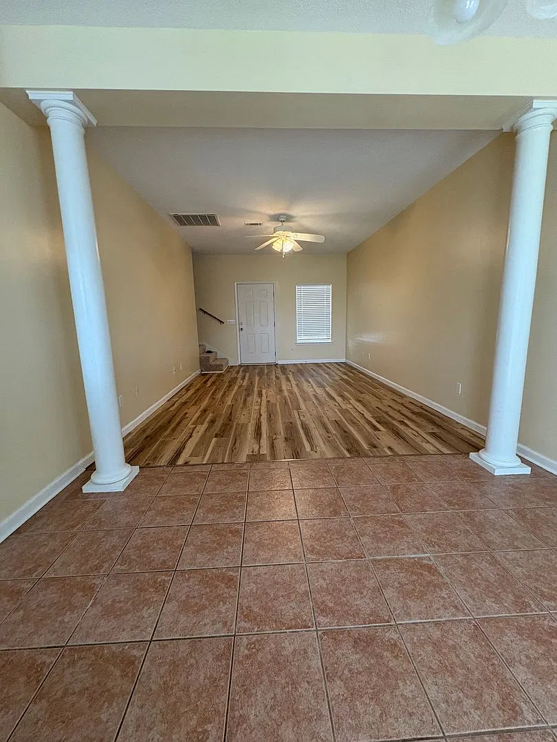 101 Courtyard Way — Photo 2